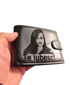 portofel negru cu capa din piele naturla cu poza si text Te iubesc
