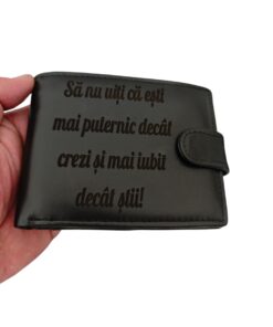 portofel personalizat cu text negru cu capsa Decat crezi