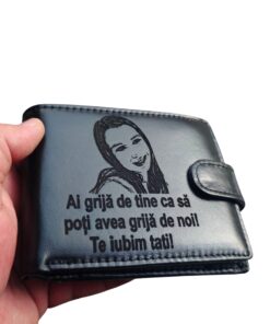 portofel cu poza si text negru cu capsa Grija de noi