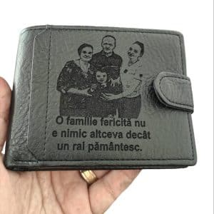 3eb2a6df c316 44a5 b261 ac63a7c32d52 - portofel negru cu capsa O familie Fericita - Portofelul Meu