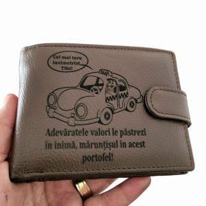 82afb171 6f1c 4174 924b 3ba186f505aa e1685767398674 - Portofel piele naturala maro cu capsa Cel mai tare taximetrist - Portofelul Meu